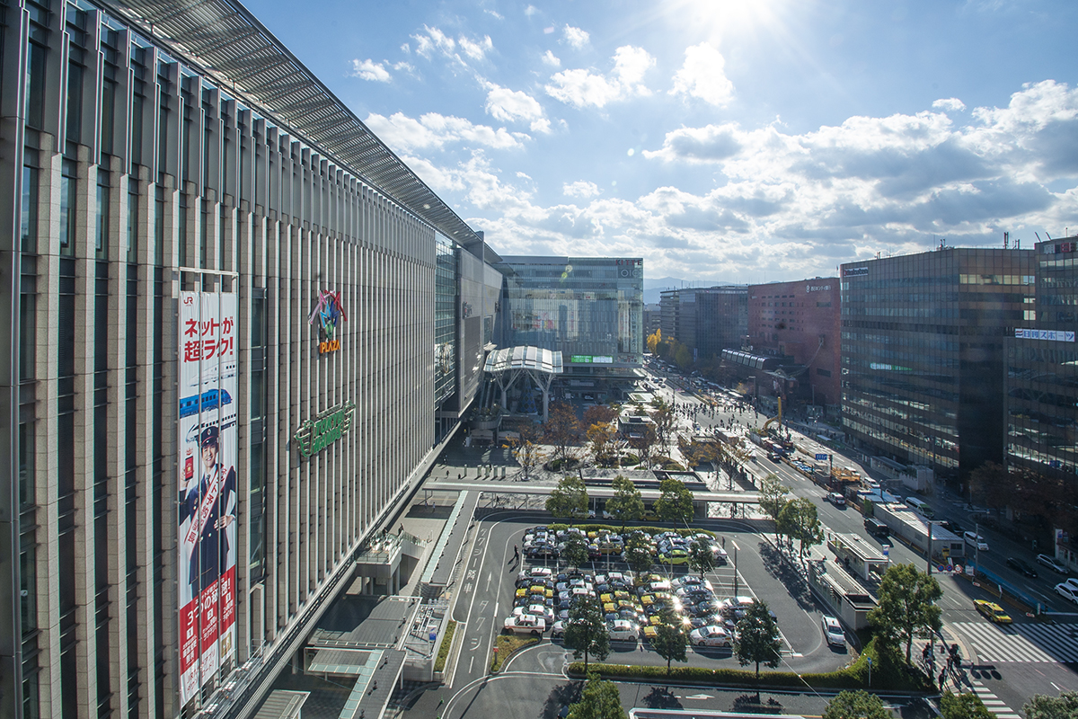 You can overlook Hakata Station in front of the hall.